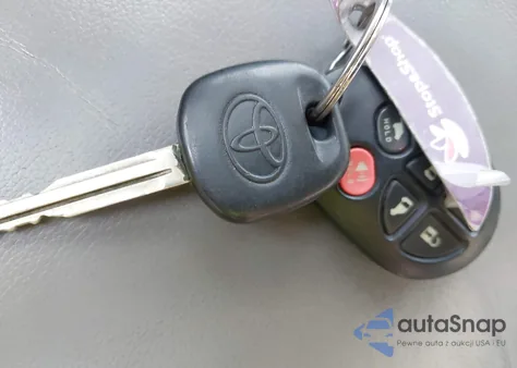 2010 Toyota Sienna Limited z USA, uszkodzony, nr VIN 5TDDK4CC7AS029938